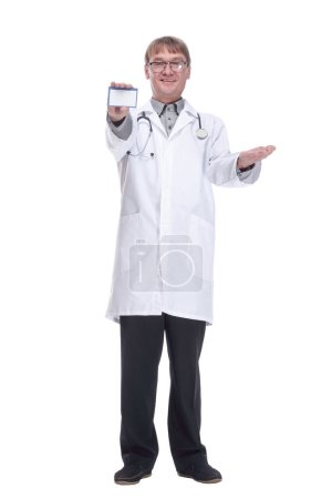 Foto de En pleno crecimiento. médico sonriente mostrando su tarjeta de visita. aislado sobre fondo blanco. - Imagen libre de derechos