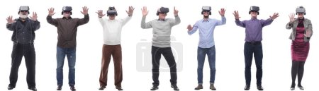 Foto de Grupo de personas con gafas 3D manos arriba aislado sobre fondo blanco - Imagen libre de derechos
