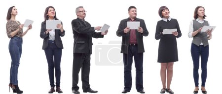 Foto de Un grupo de personas sostiene una tableta y mira hacia un lado aislado sobre un fondo blanco - Imagen libre de derechos