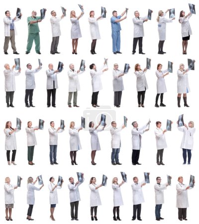 Gruppe von Ärzten hält Röntgenbild isoliert auf weißem Hintergrund