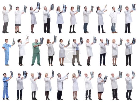 Foto de Grupo de médicos que sostienen rayos X aislados sobre fondo blanco - Imagen libre de derechos