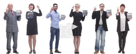 Téléchargez les photos : Collage de personnes avec calculatrice isolées sur fond blanc - en image libre de droit
