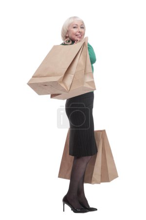 Téléchargez les photos : En pleine croissance.femme souriante avec des sacs à provisions. isolé sur un fond blanc. - en image libre de droit