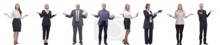 Foto de Grupo de personas sosteniendo la tableta con la mano extendida aislada sobre fondo blanco - Imagen libre de derechos