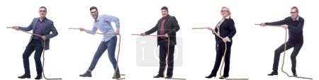 Téléchargez les photos : Les hommes d'affaires tirant la corde isolé sur fond blanc - en image libre de droit