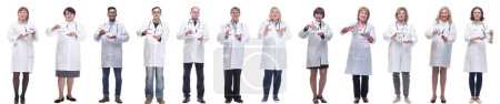 Foto de Grupo de médicos sosteniendo frasco aislado sobre fondo blanco - Imagen libre de derechos