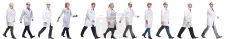 Gruppe von Ärzten in Bewegung isoliert auf weißem Hintergrund