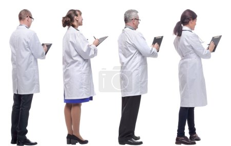 Foto de Grupo de médicos de pie con la espalda aislada sobre fondo blanco - Imagen libre de derechos