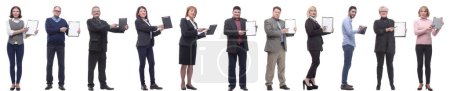 Foto de Grupo de personas exitosas con bloc de notas en manos aisladas sobre fondo blanco - Imagen libre de derechos