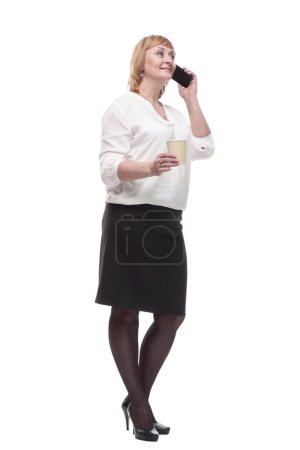 Téléchargez les photos : Femme d'affaires avec smartphone et café à emporter. isolé sur un fond blanc. - en image libre de droit