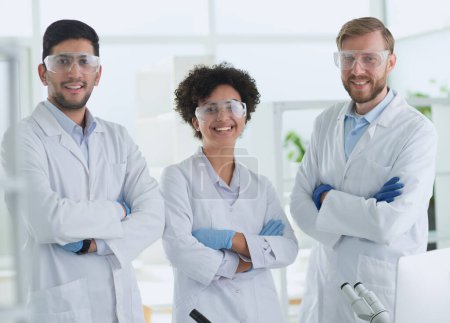 Foto de Científicos sonriendo juntos en el laboratorio - Imagen libre de derechos