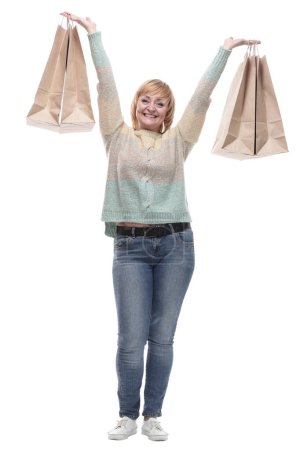 Foto de En pleno crecimiento. atractiva mujer casual con bolsas de compras. aislado sobre un fondo blanco. - Imagen libre de derechos