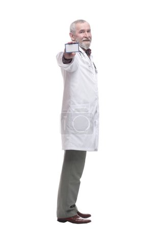 Foto de Médico competente de edad avanzada mostrando su tarjeta de visita. aislado sobre un fondo blanco. - Imagen libre de derechos