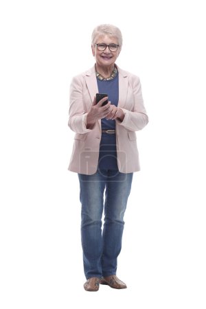 Téléchargez les photos : En pleine croissance. femme âgée lit une conversation sur son smartphone. isolé sur un blanc - en image libre de droit