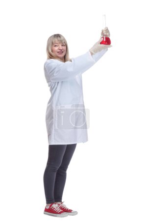 Téléchargez les photos : En pleine croissance. femme médicale avec une fiole de laboratoire. isolé sur un fond blanc. - en image libre de droit