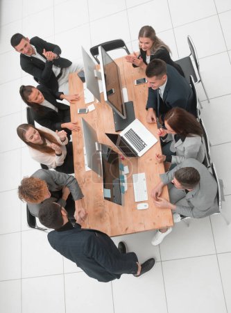 Foto de Vista superior. colegas de negocios estrechando la mano en una reunión de oficina. concepto de negocio - Imagen libre de derechos