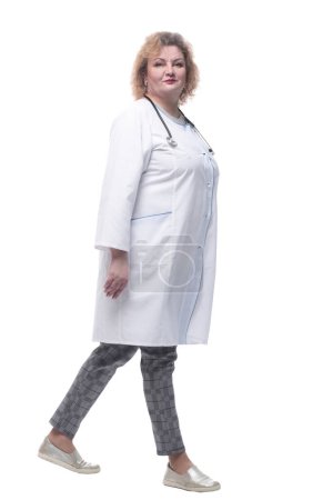 Foto de Una doctora de alto rango avanzando con confianza. aislado sobre un fondo blanco. - Imagen libre de derechos