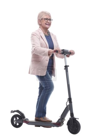 Téléchargez les photos : En pleine croissance. femme adulte heureuse avec scooter électrique. isolé sur un fond blanc - en image libre de droit