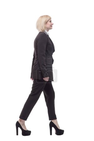 Téléchargez les photos : En pleine croissance. femme d'affaires confiante marche en avant. isolé sur un fond blanc. - en image libre de droit