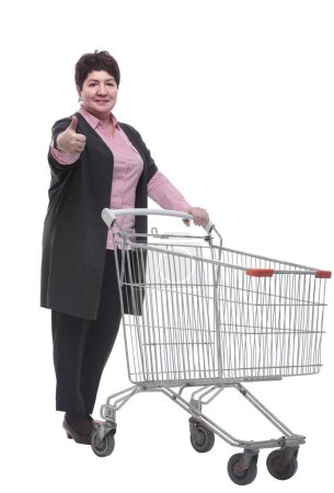Foto de En pleno crecimiento. mujer en ropa casual con un carrito de compras. aislado sobre un fondo blanco - Imagen libre de derechos