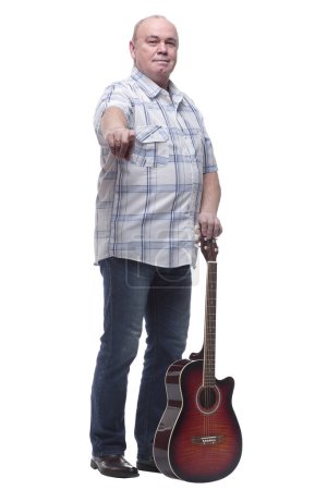 Foto de En pleno crecimiento. un anciano con una guitarra. aislado sobre un fondo blanco - Imagen libre de derechos