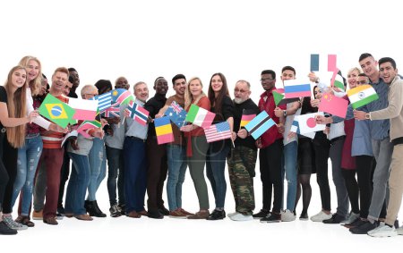 Foto de Grupo de personas multiétnicas en fila con banderas de diferentes países. Concepto de asociación - Imagen libre de derechos