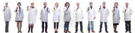 Téléchargez les photos : Groupe de médecins tenant le stéthoscope isolé sur fond blanc - en image libre de droit