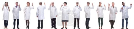 Foto de Grupo de médicos de cuerpo entero aislados sobre fondo blanco - Imagen libre de derechos