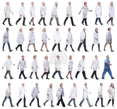Téléchargez les photos : Groupe de médecins en mouvement isolé sur fond blanc - en image libre de droit