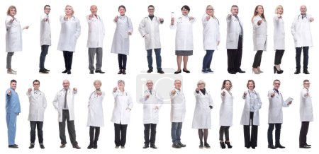 Téléchargez les photos : Groupe de médecins en pleine longueur isolé sur fond blanc - en image libre de droit