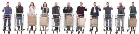 Foto de Grupo de personas con carrito de compras mostrando pulgares hacia arriba aislados sobre fondo blanco - Imagen libre de derechos