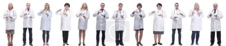 Foto de Grupo de médicos sosteniendo frasco aislado sobre fondo blanco - Imagen libre de derechos