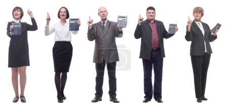 Téléchargez les photos : Collage de personnes avec calculatrice isolées sur fond blanc - en image libre de droit
