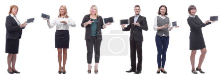 Foto de Grupo de personas que muestran tableta aislada sobre fondo blanco - Imagen libre de derechos