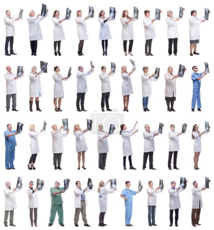 Gruppe von Ärzten hält Röntgenbild isoliert auf weißem Hintergrund