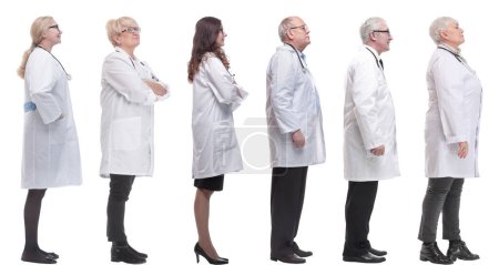 Téléchargez les photos : Groupe de médecins de profil isolé sur fond blanc - en image libre de droit