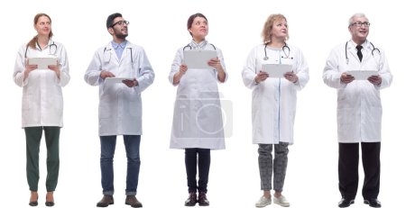 Téléchargez les photos : Groupe de médecins avec presse-papiers isolé sur fond blanc - en image libre de droit