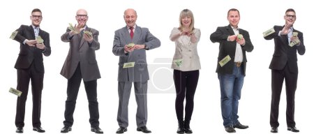 Téléchargez les photos : Groupe de personnes réussies tenant de l'argent dans la main isolé sur fond blanc - en image libre de droit