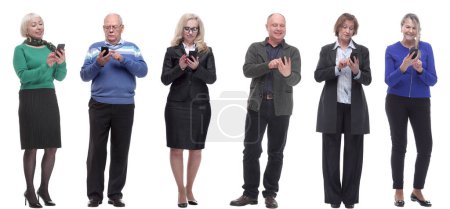 Téléchargez les photos : Un groupe de personnes tient un téléphone dans leur main et regarde dans le téléphone isolé sur un fond blanc - en image libre de droit