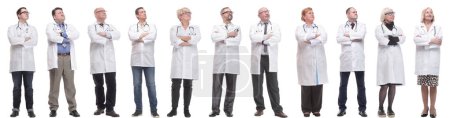 Téléchargez les photos : Groupe de médecins debout en pleine longueur isolé sur fond blanc - en image libre de droit