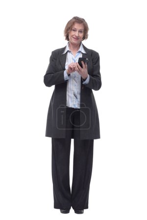 Téléchargez les photos : Heureuse femme âgée avec un smartphone regardant la caméra. Isolé sur fond blanc. - en image libre de droit