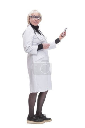 Téléchargez les photos : En pleine croissance. femme médecin avec un smartphone. isolé sur un fond blanc. - en image libre de droit