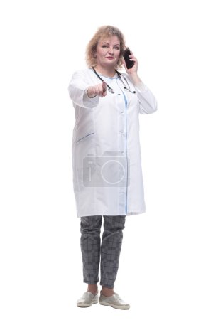 Foto de Doctora senior hablando en su teléfono inteligente. aislado sobre un fondo blanco. - Imagen libre de derechos