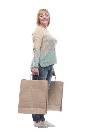 Téléchargez les photos : En pleine croissance. jolie femme décontractée avec des sacs à provisions. isolé sur un fond blanc. - en image libre de droit