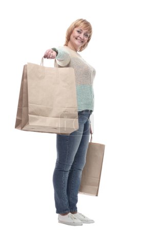 Foto de En pleno crecimiento. atractiva mujer casual con bolsas de compras. aislado sobre un fondo blanco. - Imagen libre de derechos