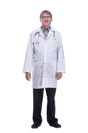 Téléchargez les photos : En pleine croissance. médecin masculin expérimenté avec un stéthoscope. isolé sur un fond blanc. - en image libre de droit