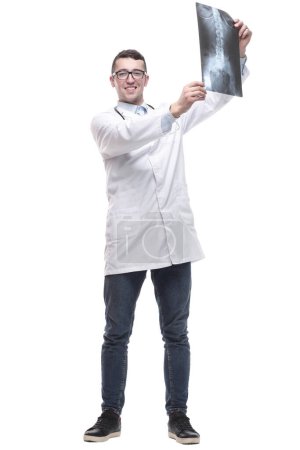 Foto de Doctor con una radiografía en las manos. aislado sobre un fondo blanco. - Imagen libre de derechos