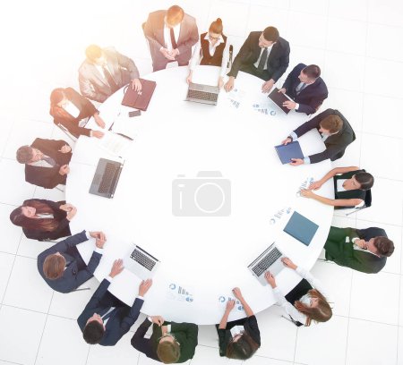 Téléchargez les photos : Assemblée des actionnaires de la société à la table ronde.le concept de réunions d'affaires - en image libre de droit