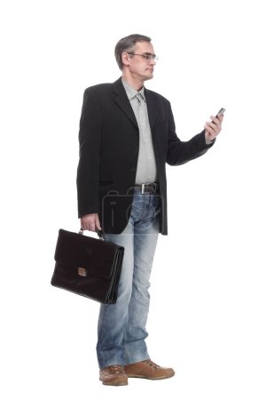 Téléchargez les photos : Homme d'affaires avec une mallette en cuir. isolé sur un fond blanc. - en image libre de droit