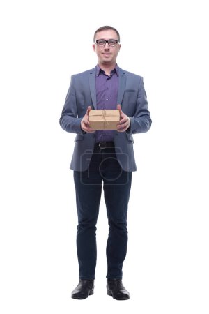 Téléchargez les photos : Un jeune homme portant des lunettes tenant une boîte en carton sur fond blanc et regardant la caméra - en image libre de droit